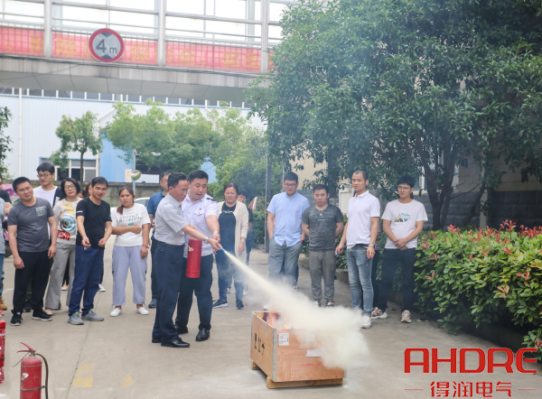 董事長現(xiàn)場操作演練.jpg 董事長現(xiàn)場操作演練.jpg