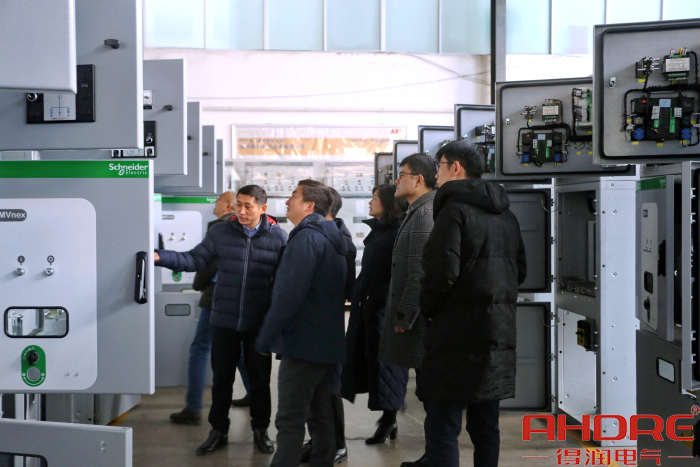 參觀高壓柜.jpg 參觀高壓柜.jpg