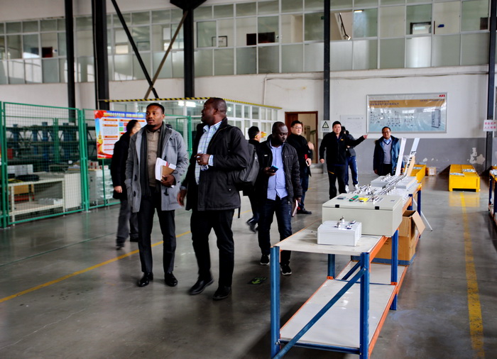 進(jìn)行生產(chǎn)車間參觀 進(jìn)行生產(chǎn)車間參觀