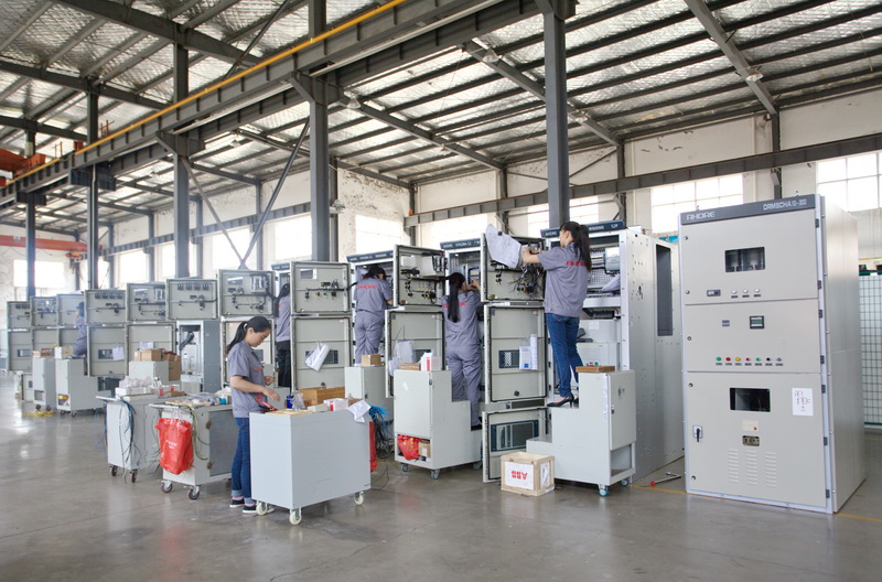 劉總重點介紹了得潤電氣近年來積極響應國家政策導向，公司不斷創(chuàng)新、不斷發(fā)展、加大產(chǎn)品升級、成為ABB、施耐德、西門子等世界電氣巨頭戰(zhàn)略合作伙伴。公司是安徽省高新技術企業(yè)、安徽省“專精特新”中小企業(yè)、合肥市技術創(chuàng)新中心、合肥市知識產(chǎn)權示范單位，通過了國家ISO9001質量管理體系、ISO14001環(huán)境管理體系、OHSAS18001職業(yè)健康安全管理體系認證。公司擁有幾十項經(jīng)權威體系認證機構頒發(fā)的國家強制性低壓成套電氣“3C”認證、中高壓型式試驗報告。公司產(chǎn)品出口智利、沙特、埃塞俄比亞、伊拉克、伊朗、卡塔爾、越南、巴基斯坦等二十多個國家，并且得到客戶的一致贊賞。