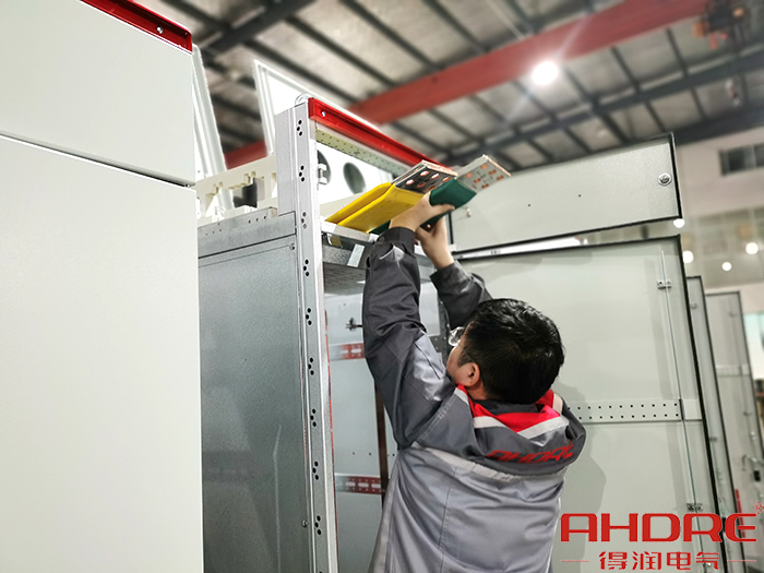 MNS2.0低壓柜的母排裝配.jpg MNS2.0低壓柜的母排裝配.jpg