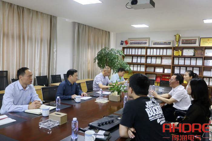 討論交流中.jpg 討論交流中.jpg