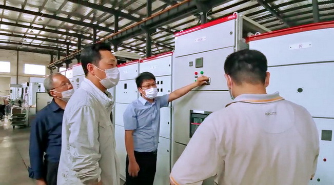 參觀生產(chǎn)車間.jpg 參觀生產(chǎn)車間.jpg