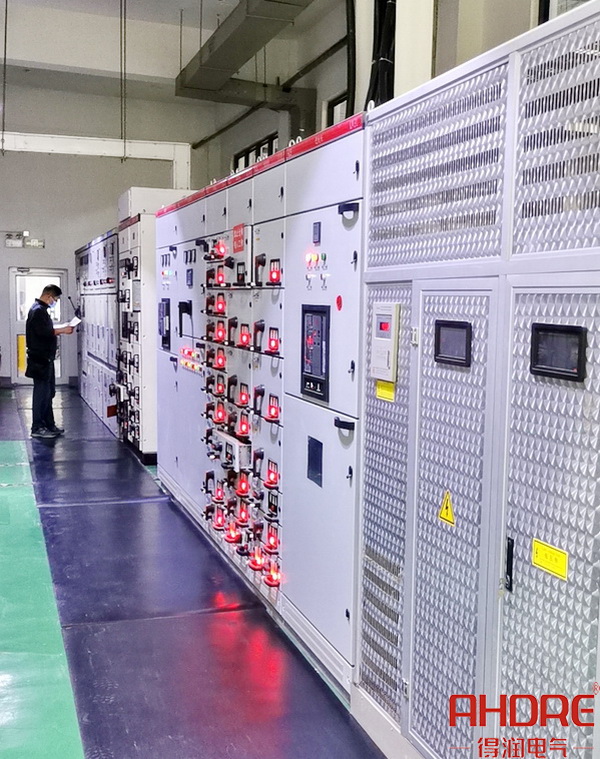 低壓開關(guān)柜運(yùn)維工作現(xiàn)場.jpg 低壓開關(guān)柜運(yùn)維工作現(xiàn)場.jpg