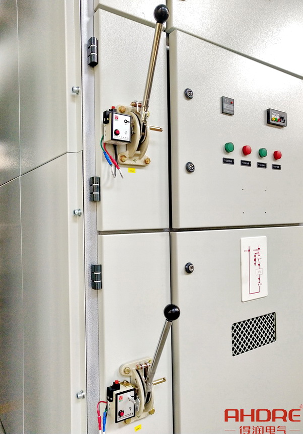 雙隔離開(kāi)關(guān)操作機(jī)構(gòu).jpg 雙隔離開(kāi)關(guān)操作機(jī)構(gòu).jpg