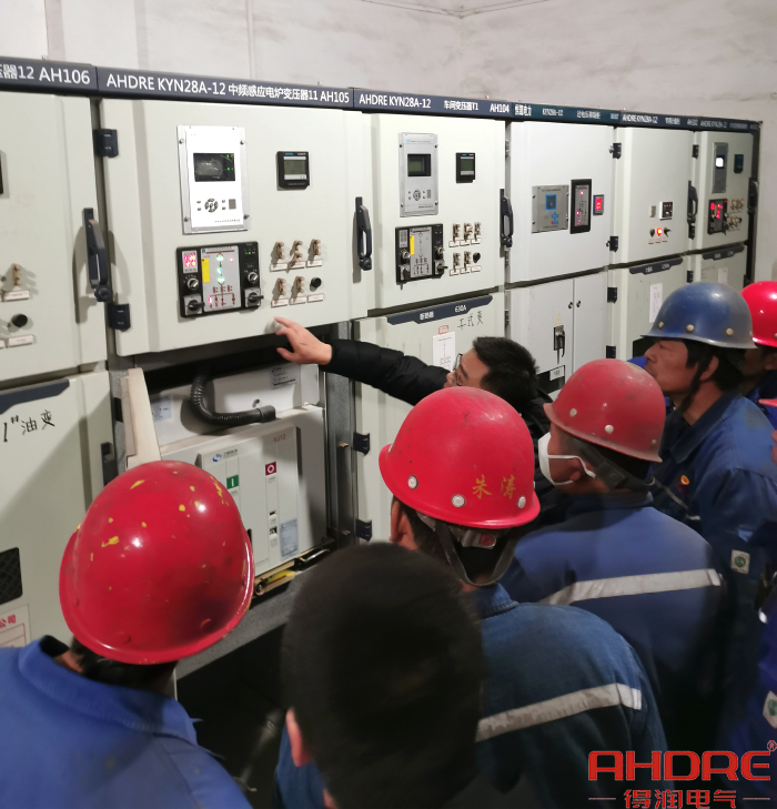 進(jìn)行現(xiàn)場實(shí)操培訓(xùn).jpg 進(jìn)行現(xiàn)場實(shí)操培訓(xùn).jpg