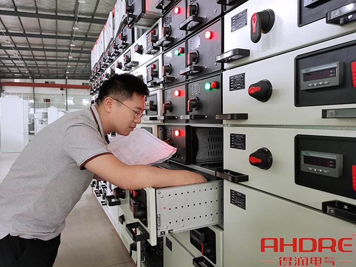 進行低壓柜的調(diào)試檢測工作.jpg 進行低壓柜的調(diào)試檢測工作.jpg