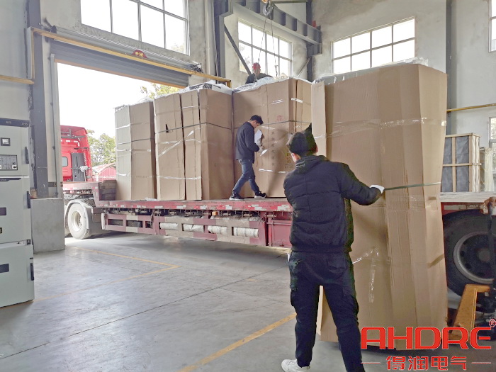 高低開關柜發(fā)貨.jpg 高低開關柜發(fā)貨.jpg