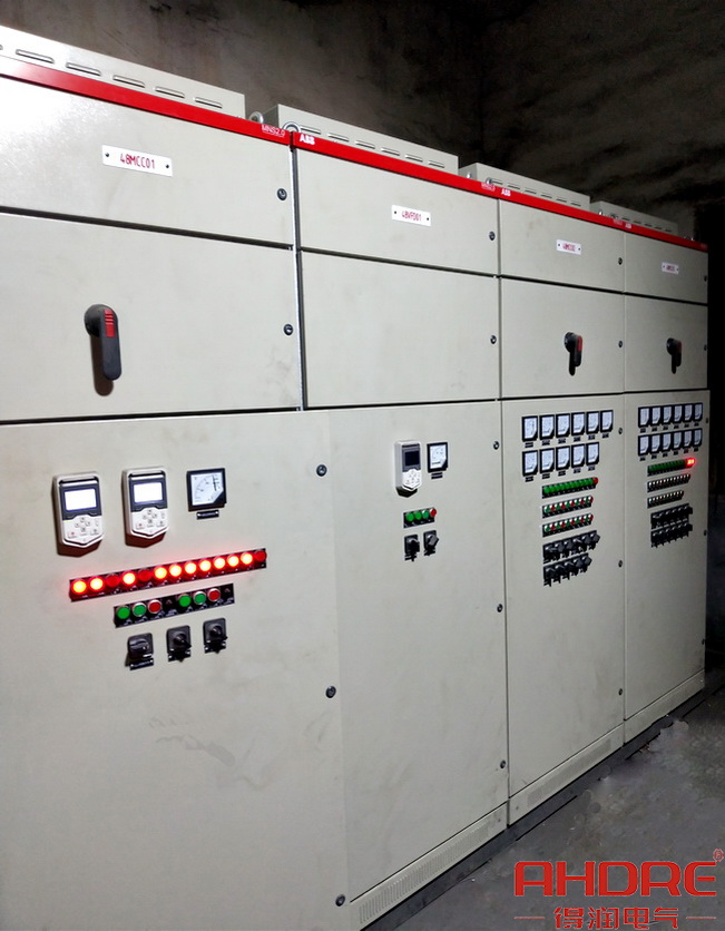 正在調試檢驗的低壓柜 正在調試檢驗的低壓柜