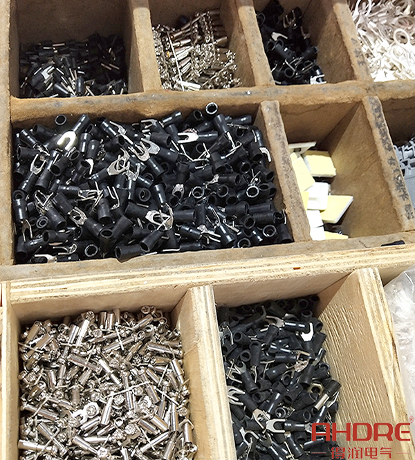 各種型號的壓線鼻.jpg 各種型號的壓線鼻.jpg